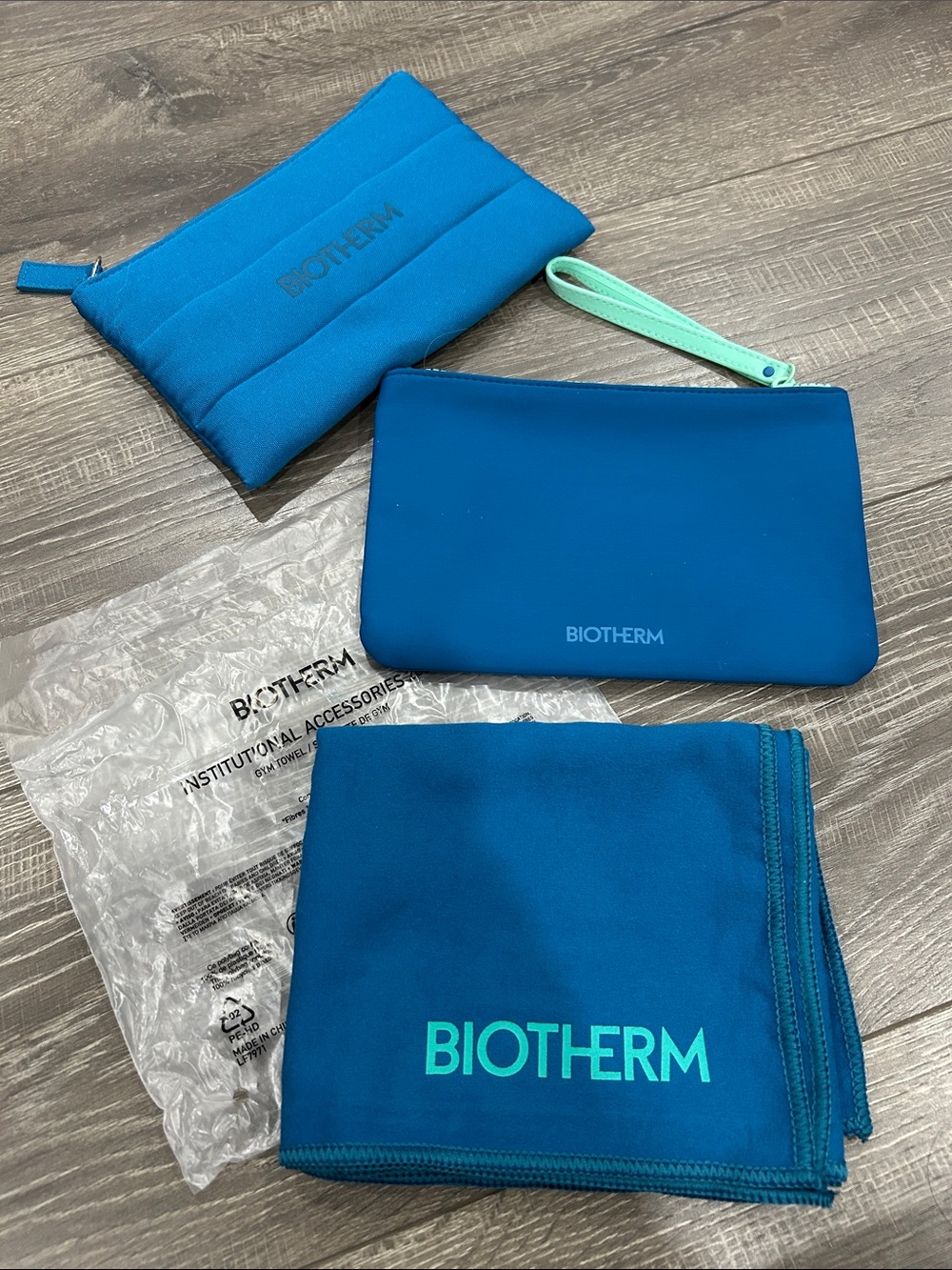 Biotherm cosmetic Bag with gym towel